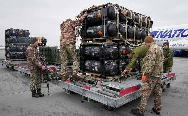 Поставки вооружений США и НАТО на Украину объяснили паникой Запада