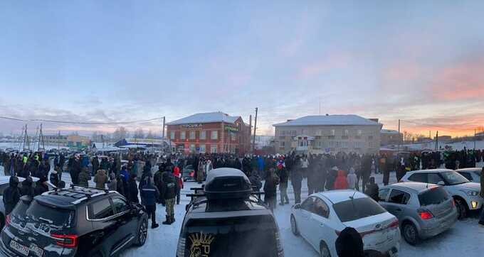 Тысячи людей в Башкирии вышли на улицы в знак протеста против суда над местным активистом