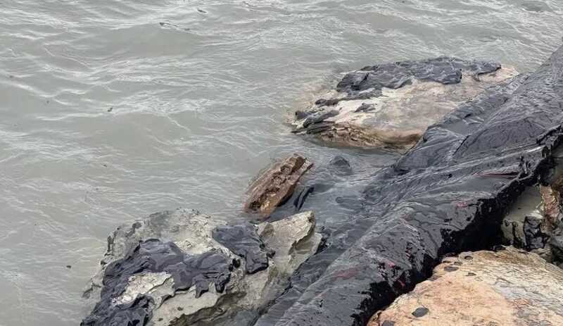 Водолаз погиб в Анапе во время очистки моря от мазута