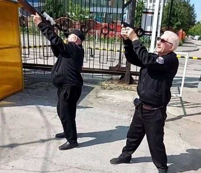 В Новосибирске заменили ПВО сторожами с винтовками