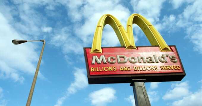McDonald’s установил «римскую» мозаику с бургерами в центре Рима